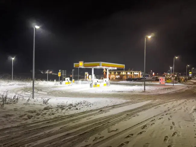 Tankstation med alt for meget lys hele natten