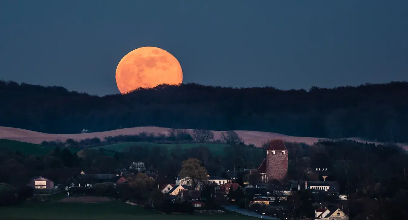Moonrise over Magleby, Møn