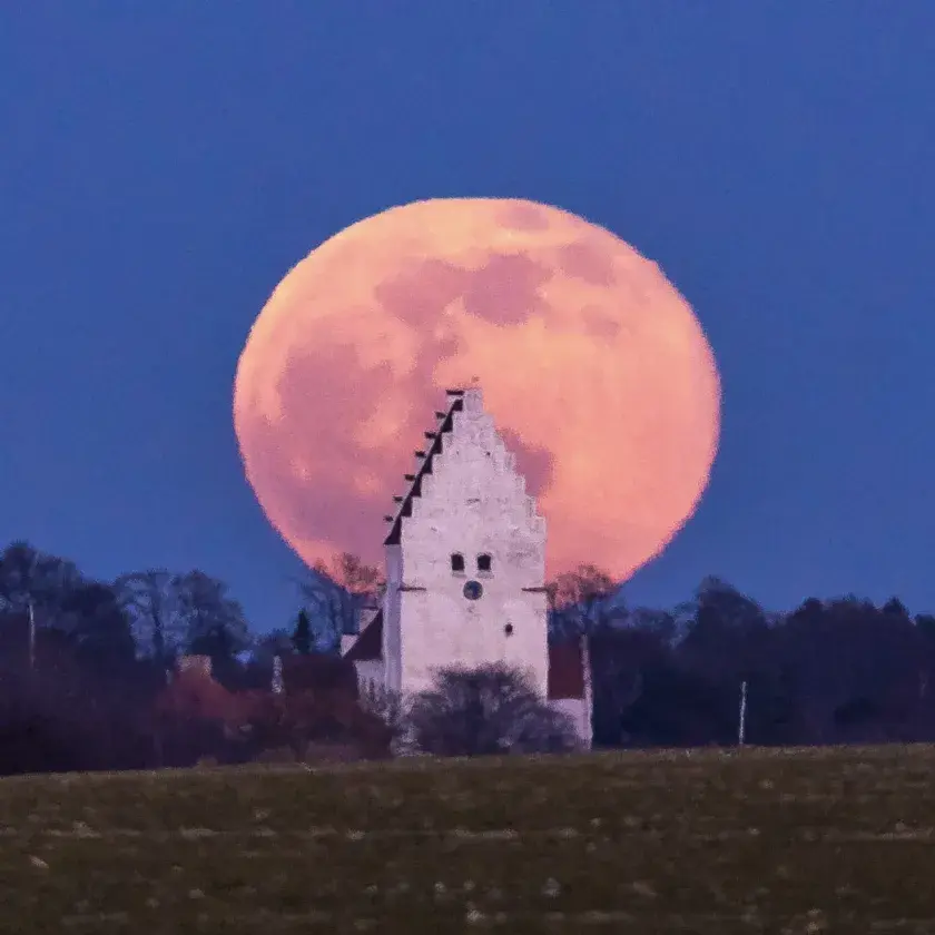 Elmelunde kirke og fuldmånen