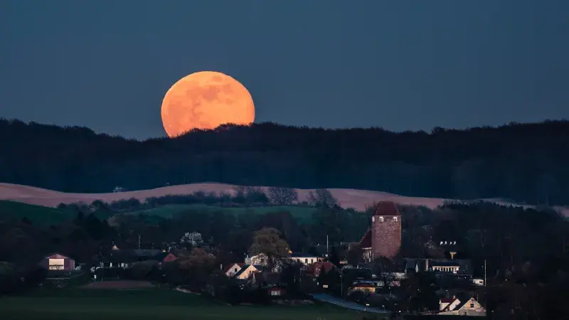 Moonrise over Magleby, Møn