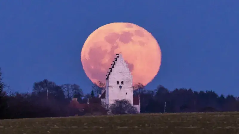 Elmelunde kirke og fuldmånen